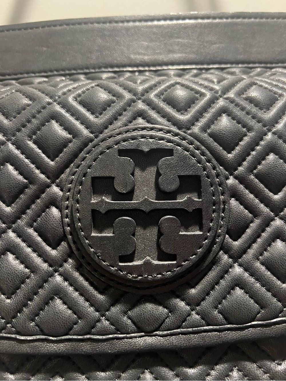 Tory Burch Black Quilted Shoulder Bag with Gold Chain Strap - Picture 2 of 5